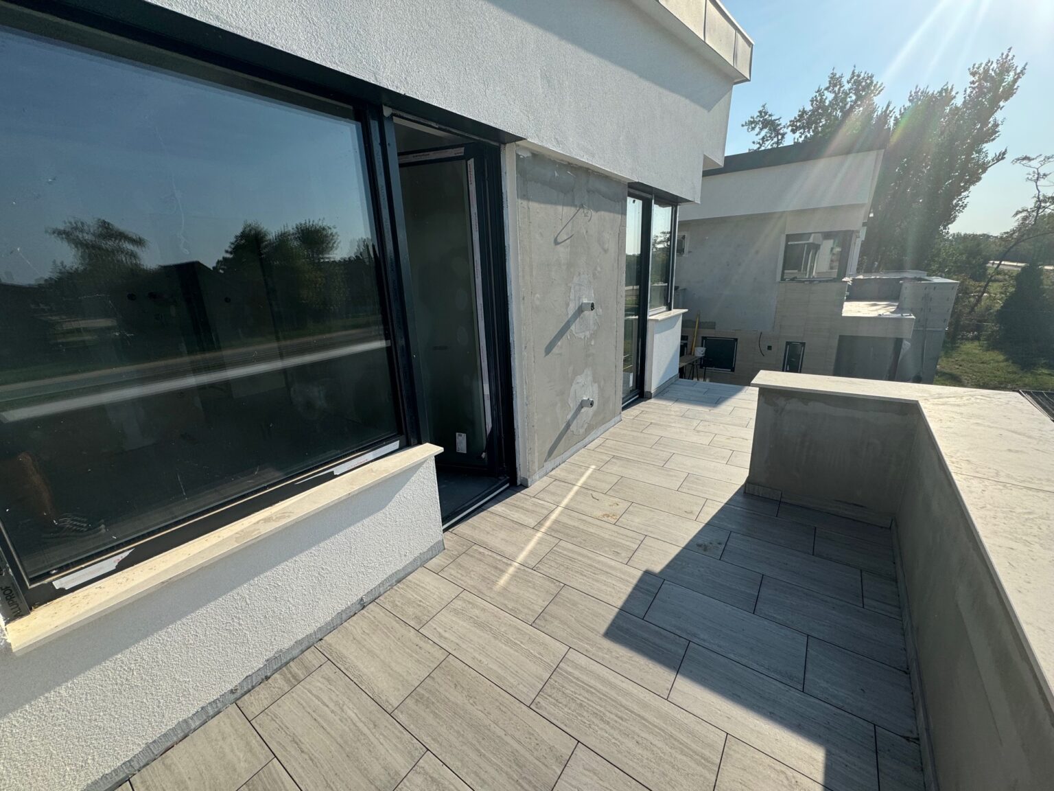 Egy falrész burkolás és vakolás után. Új nyílászárók.