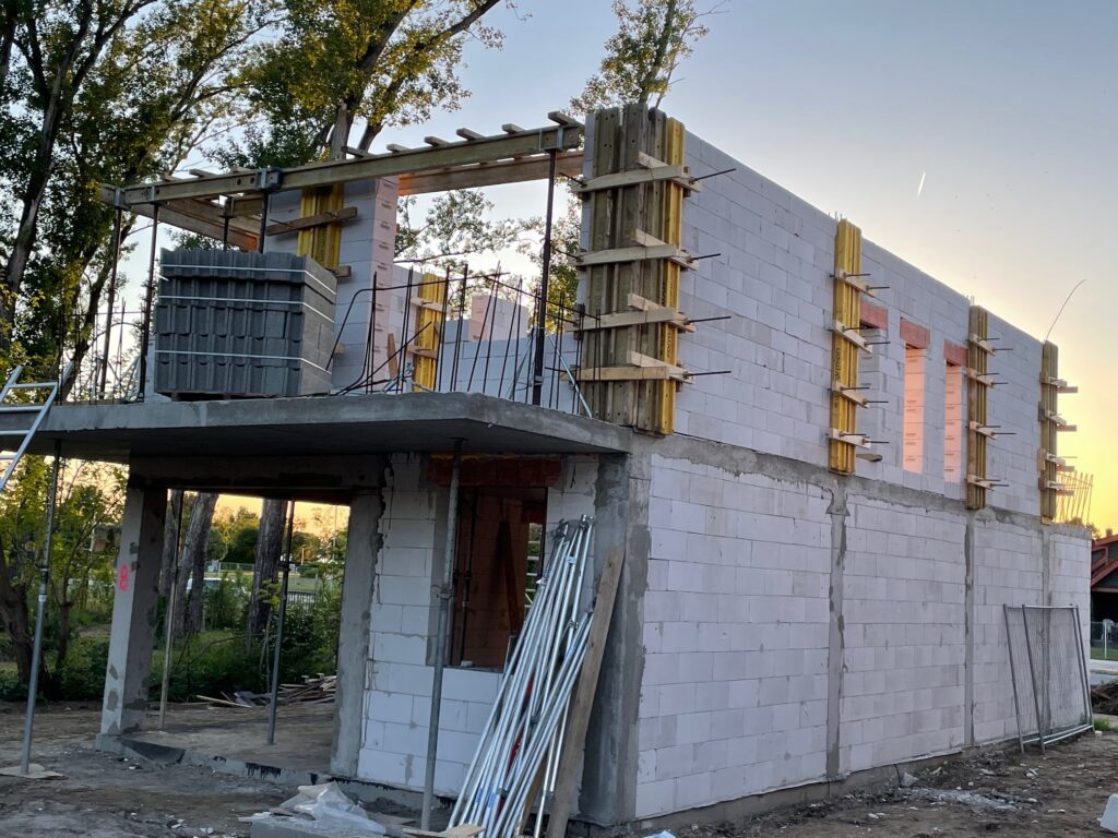 Egy ház építés alatt, fontos a stabil fal szerkezet és professzionális burkolás.