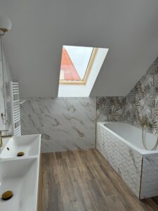 Két fajta fürdőszoba csempe reprezentálva egy felújított lakás fürdőszobájában.