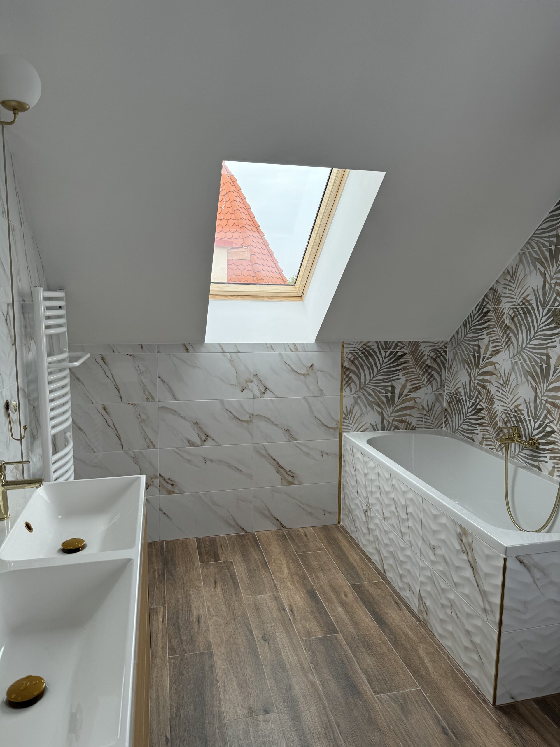 Két fajta fürdőszoba csempe reprezentálva egy felújított lakás fürdőszobájában.