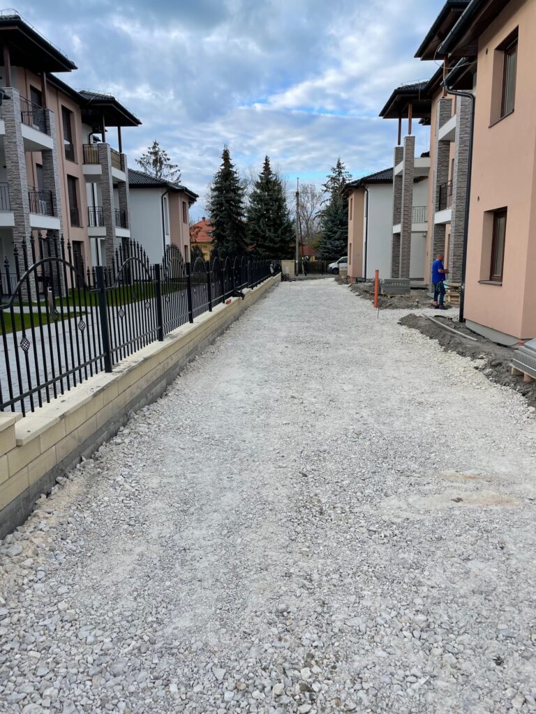 Járda betonozás előtt álló kert terület házfelújítás során