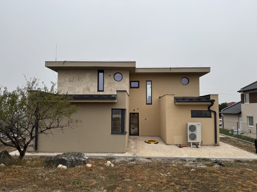 Egy ház okos otthon rendszerekkel felszerelve.