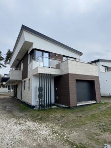 Korszerű ház házfelújítás után új tető és modern kialakítással