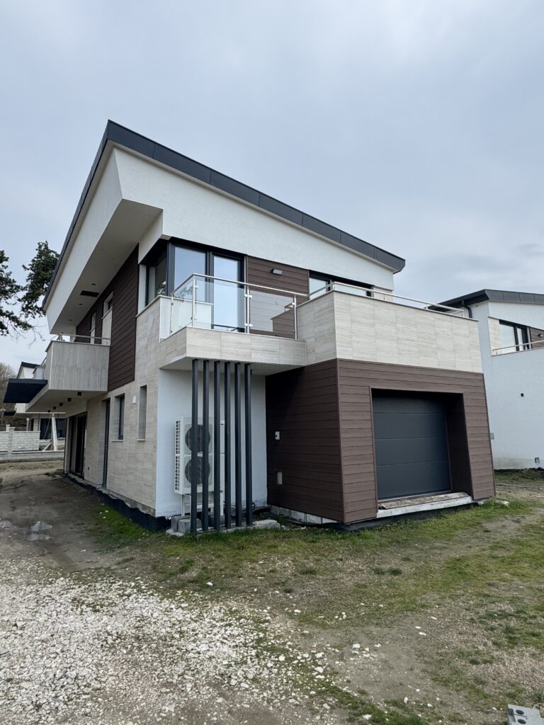 Korszerű ház házfelújítás után új tető és modern kialakítással