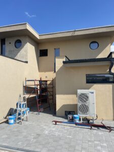 Egy ház hőszigetelés, vízszigetelés és hangszigetelés után.