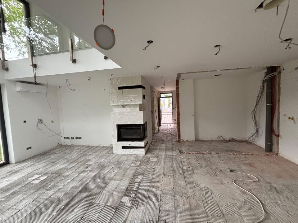 Házbontás és épületbontás közbeni bontás előkészítés törmelék elszállítás előtt