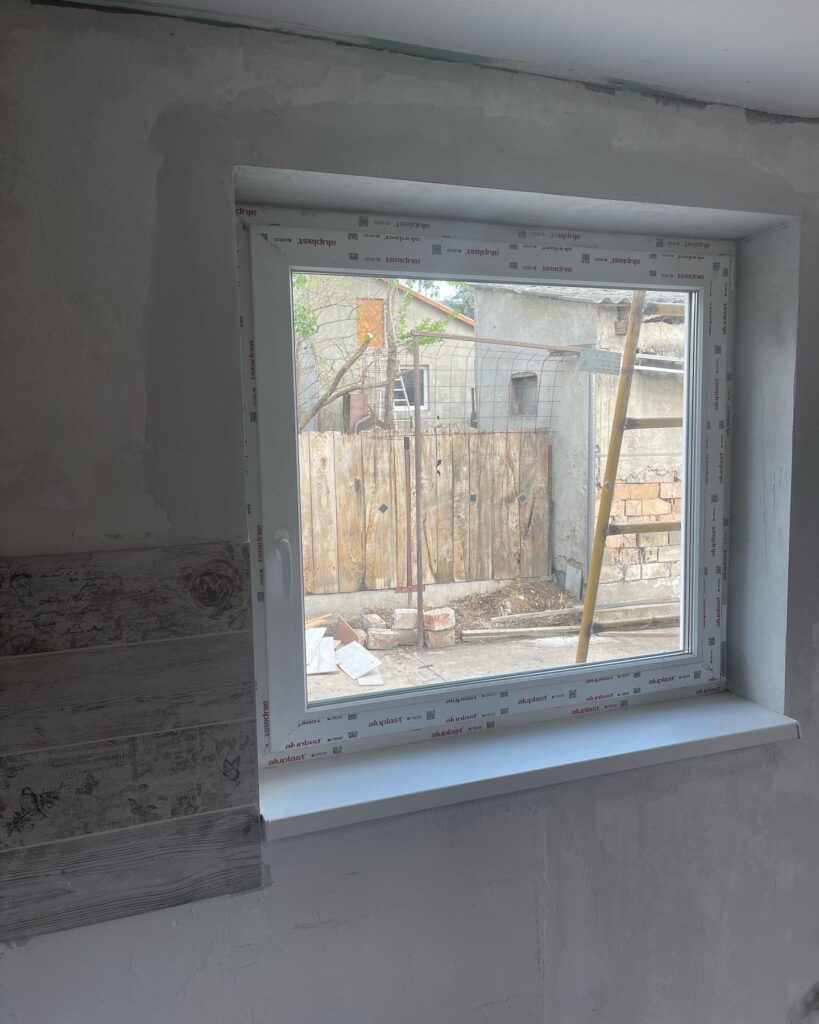 Műanyag nyílászárók cseréje folyamat közben. 