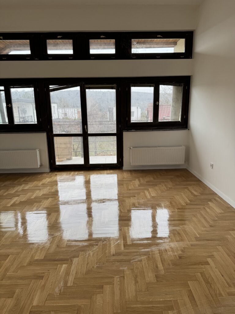 Lakásfelújítás nyílászáró cseréje után. Ablak csere, fűtésrendszer cseréje és új laminált padló.