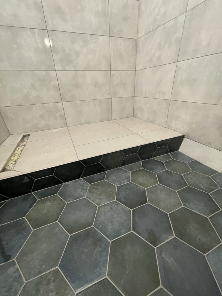 Fürdőszoba burkolás közben, a házépítés fontos része.