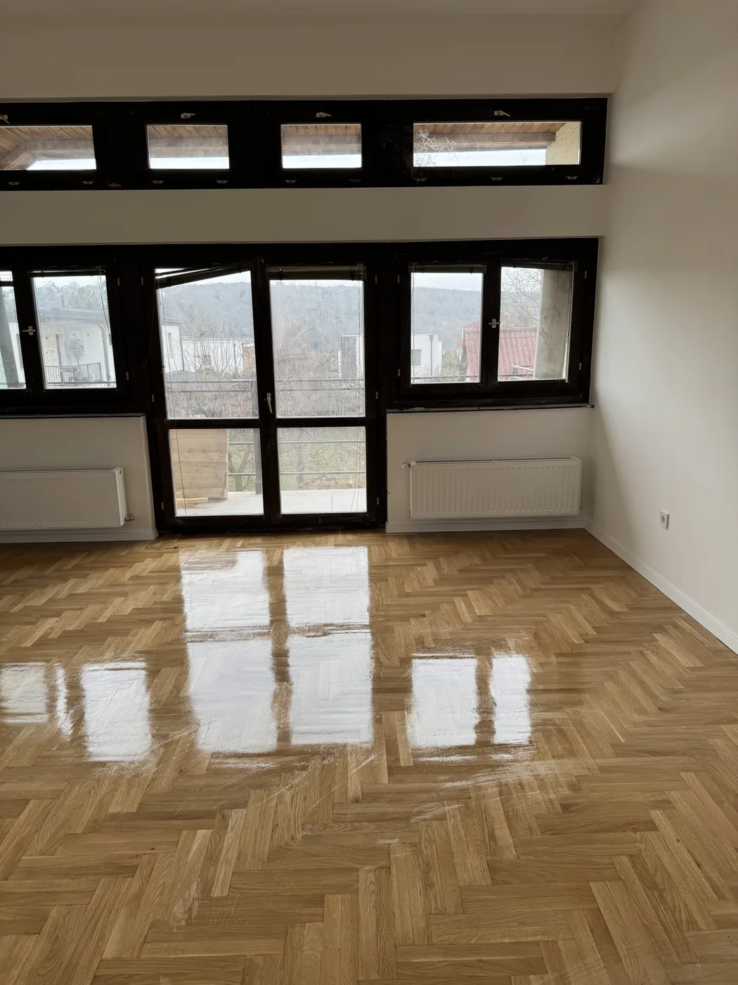 Lakásfelújítás nyílászáró cseréje után. Ablak csere, fűtésrendszer cseréje és új laminált padló.