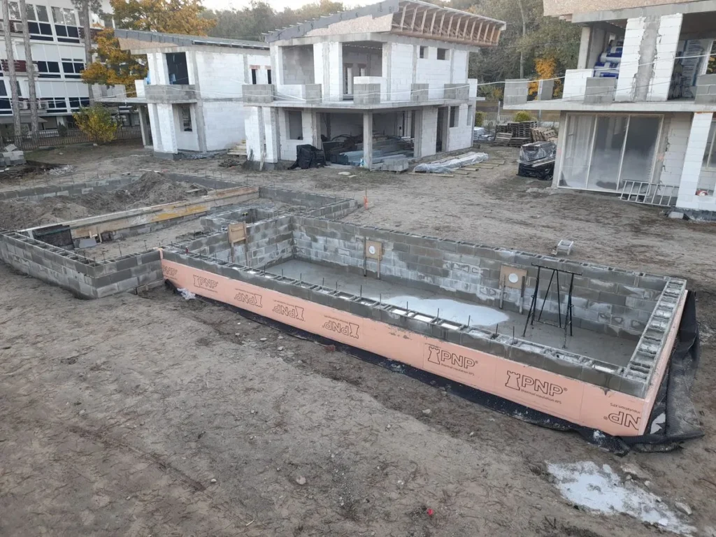 Családi ház alapozás és szerkezetépítés közben