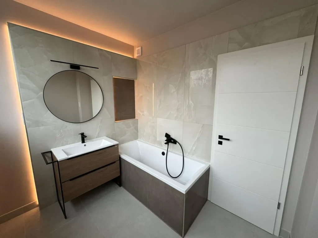 Modern fürdőszoba káddal, rejtett világítással
