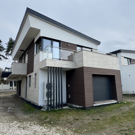 Korszerű ház házfelújítás után új tető és modern kialakítással